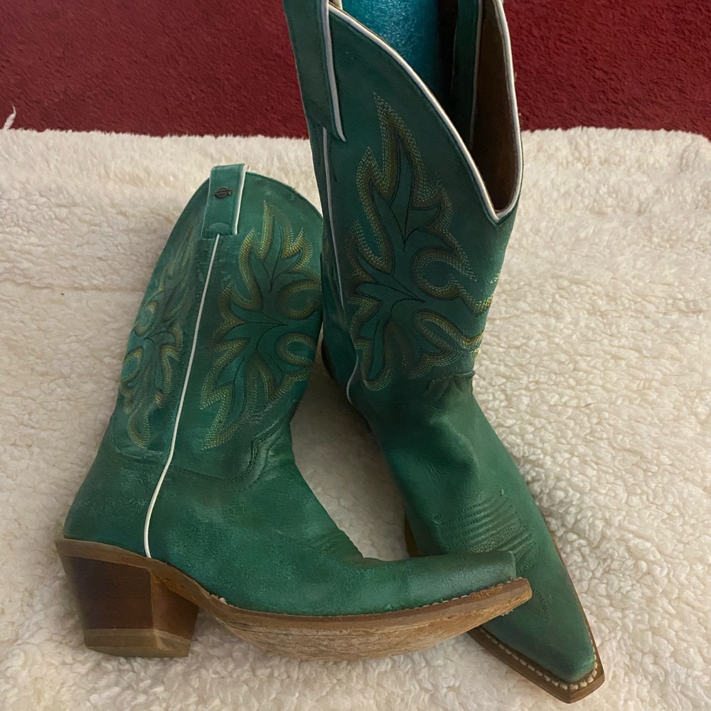 Harley Davidson women’s western boots. Green snip toe  Size 7.5B